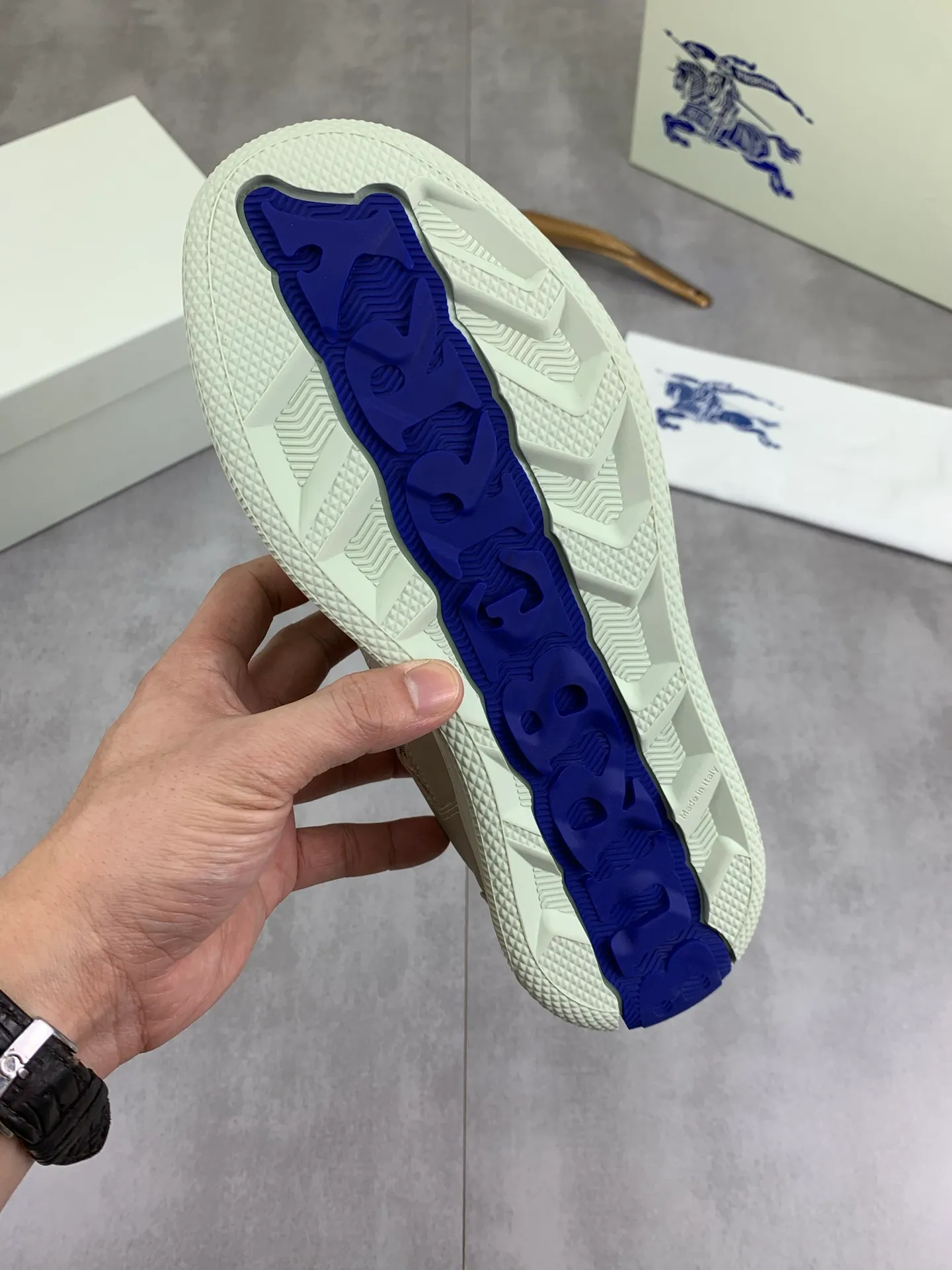 Factory price P640 [BURBERRY] Burberry - High-end quality original order - Upper: imported 🔝 original material - Inner lining: cowhide lining, feet; water-dyed cowhide - Outsole: ultra-light TPR rubber; two-color molded outsole - Super high quality control · Fine workmanship: highlighted (high-end, extravagance, grade) -Size: 39-45 (Male 38 46 can be customized) · Color: Multi-color optional